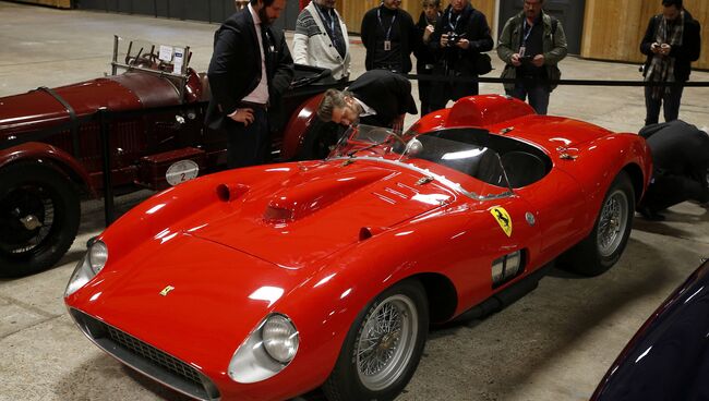 Автомобиль Ferrari 335 S Spider Scaglietti 1957 года на выставке Paris Retromobile во Франции, февраль 2016