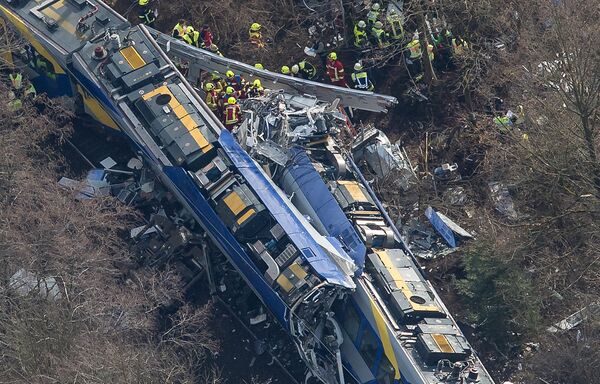 Службы спасения на месте столкновения двух пассажирских поездов в Германии. 9 февраля 2016