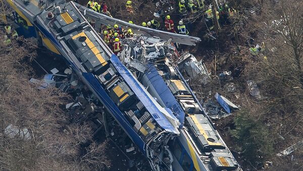 Службы спасения на месте столкновения двух пассажирских поездов в Германии. 9 февраля 2016. Архивное фото