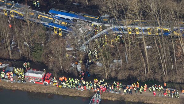 Службы спасения на месте столкновения двух пассажирских поездов в Германии. Архивное фото
