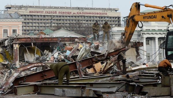 Сотрудники коммунальных служб сносят незаконно построенные торговые павильоны у метро Сухаревская в Москве