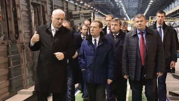 Председатель правительства РФ Дмитрий Медведев во время посещения Тверского вагоностроительного завода