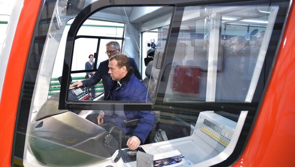 Председатель правительства РФ Дмитрий Медведев осматривает кабину машиниста трамвая в цехе Тверского вагоностроительного завода