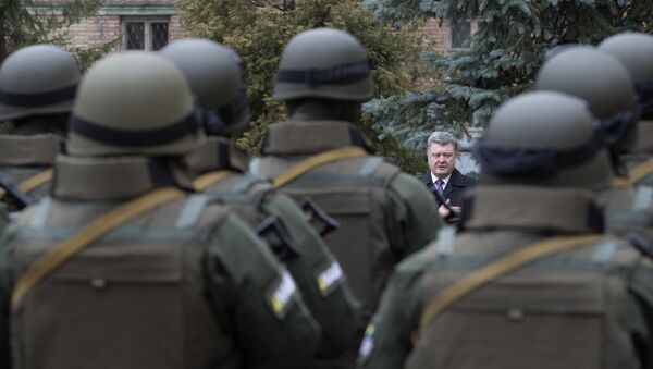 Президент Украины Петр Порошенко и военные. Архивное фото
