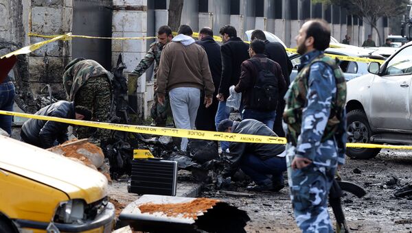 На месте взрыва близ офицерского клуба МВД САР в жилом квартале Барза в Дамаске. 9 февраля 2016