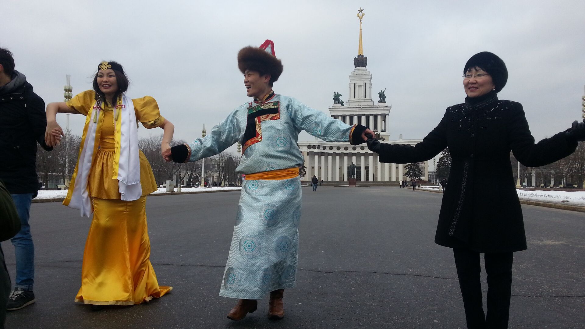 Московские буддисты поют песни в хороводе Йохар на празднике Сагаалган на ВДНХ - РИА Новости, 1920, 04.02.2022