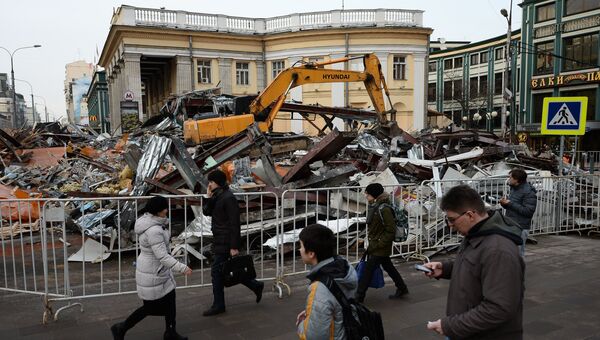 Сотрудники коммунальных служб сносят незаконно построенные торговые павильоны у метро Новослободская в Москве