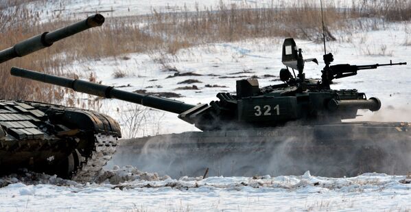 Танк Т-72 на дистанции второго этапа по танкового биатлону