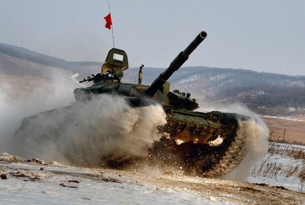 Танк Т-72 на дистанции второго этапа по танкового биатлону