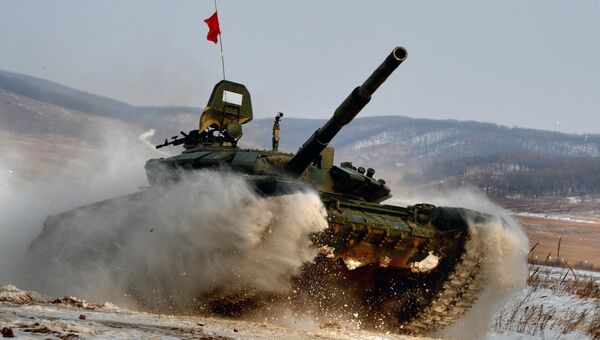 Танк Т-72 на дистанции второго этапа по танкового биатлону. Архивное фото