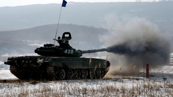 Танк Т-72 на дистанции этапа по танкового биатлону. Архивное фото