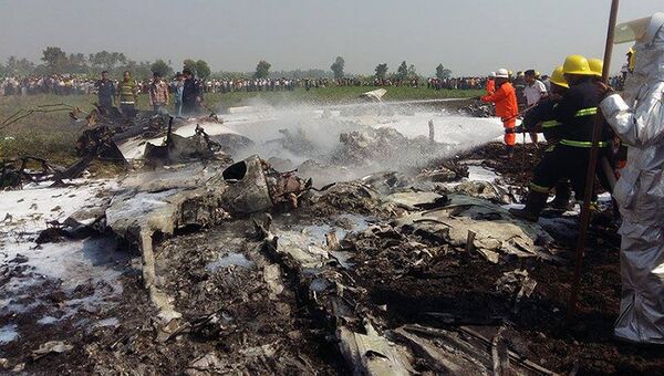 На месте крушения военного самолета в Мьянме, 10 февраля 2016