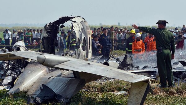 На месте крушения самолета рядом с аэропортом в Нейпьидо, Мьянма. 10 февраля 2016