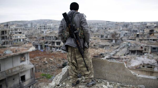 Сирийский курдский снайпер в городе Кобани. 2015 год