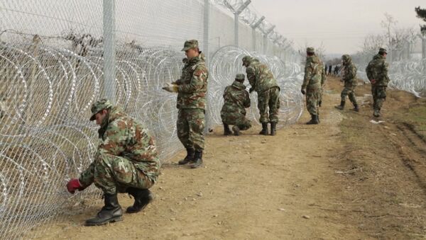 Македонские военные обмотали колючей проволокой забор на границе с Грецией