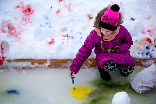 Карина Кузьмина рисует солнечное сердечко на льду