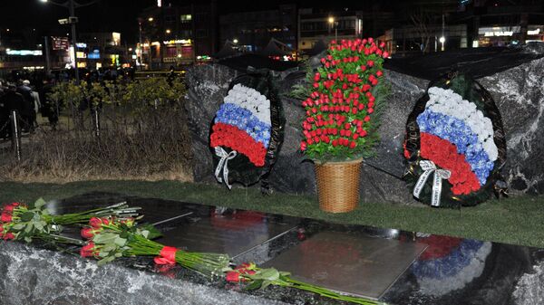 Российские дипломаты возложили цветы к монументу морякам в Южной Корее