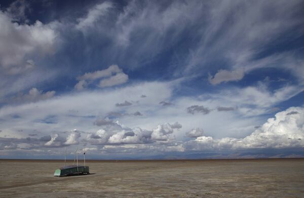Лодка на дне высохшего озера Поопо, Боливия. Январь 2016