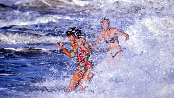 Две девушки купаются в Черном море. Архивное фото