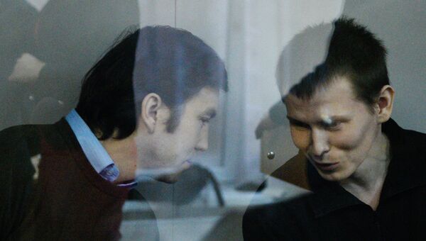 Граждане России Евгений Ерофеев (слева) и Александр Александров, обвиняемые в ряде военных преступлений на территории Украины, во время рассмотрения их дела в Голосеевском суде Киева