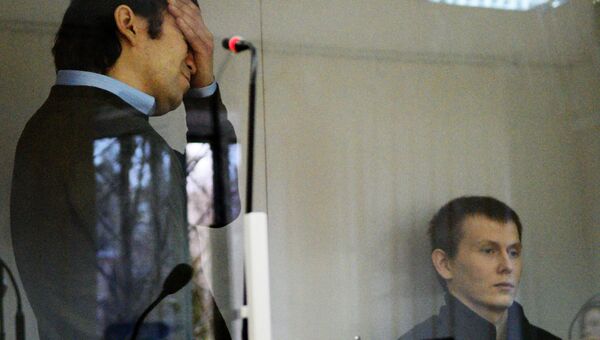 Граждане России Евгений Ерофеев (слева) и Александр Александров, обвиняемые в ряде военных преступлений на территории Украины, во время рассмотрения их дела в Голосеевском суде Киева