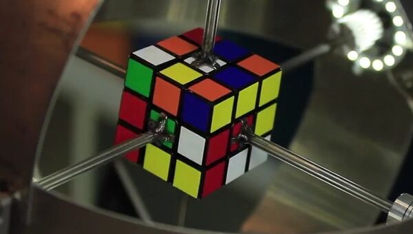 Робот собрал кубик Рубика менее чем за секунду