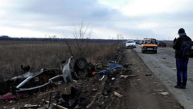 Мужчина у места подрыва микроавтобуса в Донецкой области. Архивное фото