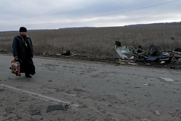 Священнослужитель у места подрыва микроавтобуса в Донецкой области