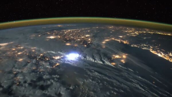 Молнии над земным шаром, или Как выглядит гроза из космоса