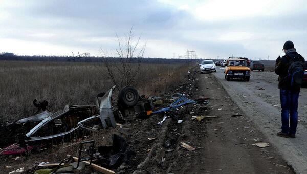 Микроавтобус подорвался на мине в Донбассе. Архивное фото