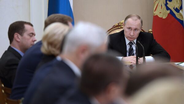 Президент России Владимир Путин проводит совещание с членами кабинета министров РФ в Кремле
