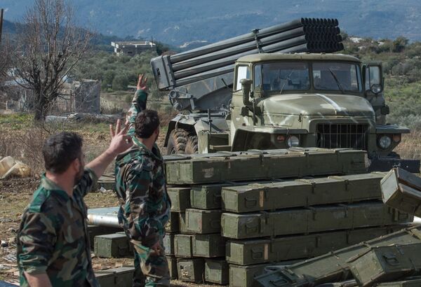 Артиллеристы сирийской армии готовятся к боевым стрельбам на позициях в провинции Идлиб на северо-западе Сирии