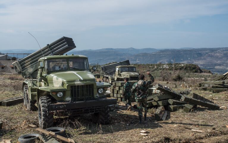 Артиллеристы сирийской армии готовятся к боевым стрельбам на позициях в провинции Идлиб на северо-запад Сирии