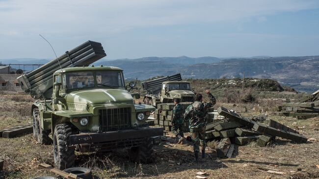 Артиллеристы сирийской армии готовятся к боевым стрельбам на позициях в провинции Идлиб на северо-запад Сирии