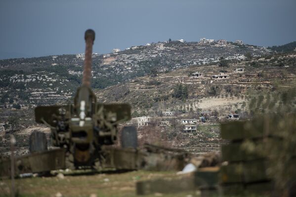 Артиллеристы сирийской армии на позициях в провинции Идлиб на северо-западе Сирии