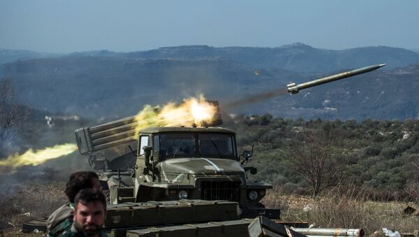 Артиллеристы сирийской армии стреляют с применением систем залпового огня Град на позициях в провинции Идлиб на северо-западе Сирии
