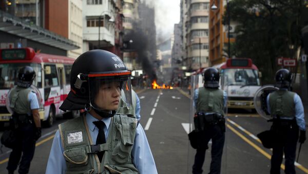Полиция Гонконга во время столкновений. 9 февраля 2016