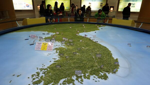 Карта Корейского полуострова в зале обсерватории Южной Кореи. Февраль 2016. Архивное фото