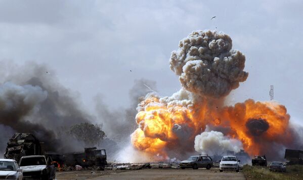Авиаудар сил коалиции по позициям проправительственных войск возле Бенгази, Ливия. Март 2011