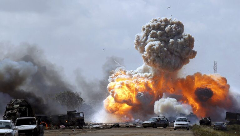 Авиаудар сил коалиции по позициям проправительственных войск возле Бенгази, Ливия. Март 2011