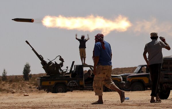 Бойцы оппозиции ведут обстрел правительственных войск возле Сирта, Ливия. Сентябрь 2011