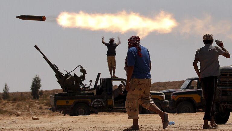 Бойцы оппозиции ведут обстрел правительственных войск возле Сирта, Ливия. Сентябрь 2011