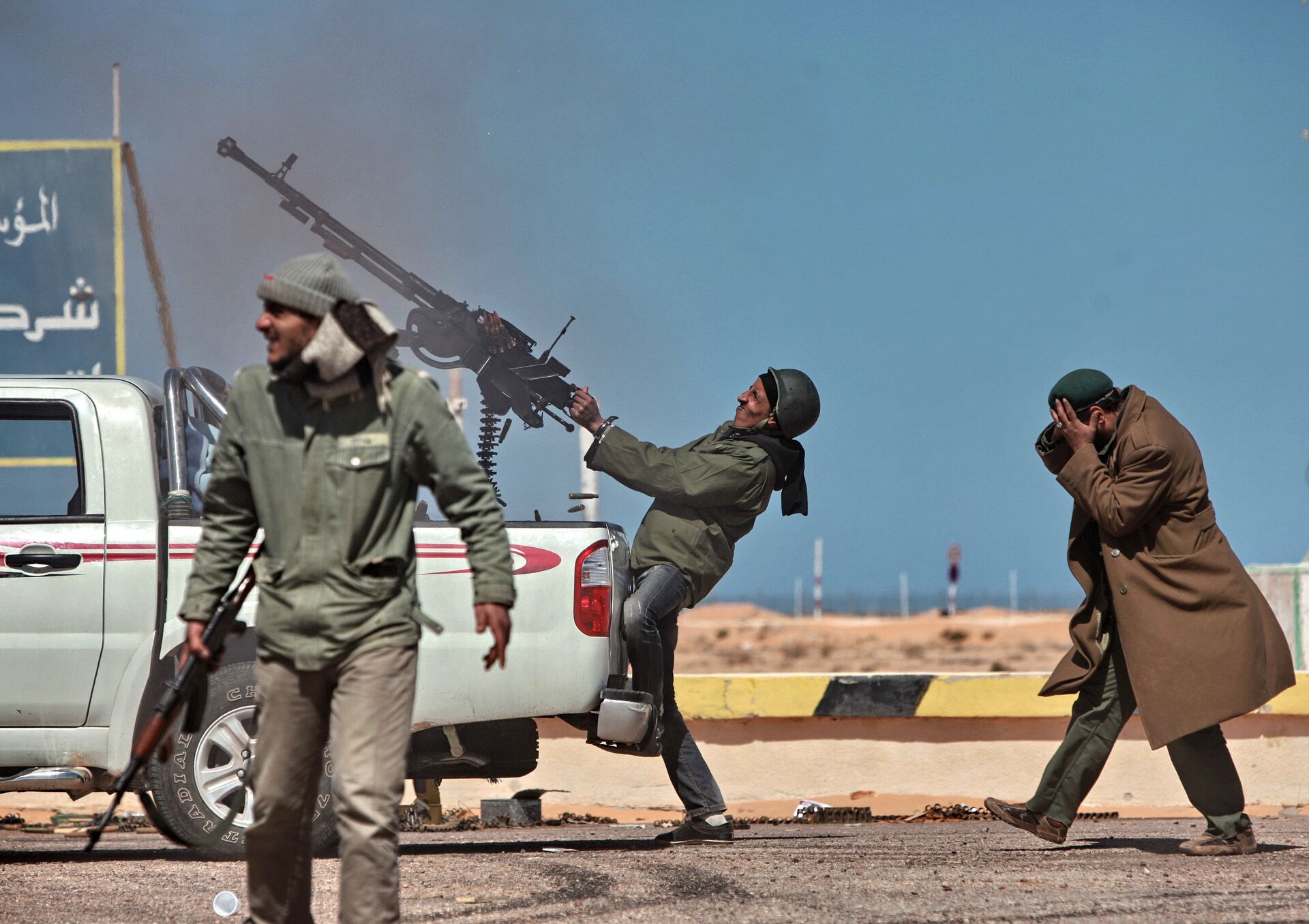 Боец оппозиции стреляет из пулемета по истребителю в городе Рас-Лануф, Ливия. Март 2011 - РИА Новости, 1920, 12.03.2021