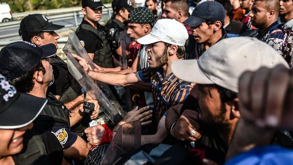 Столкновения между мигрантами и полицией в городе Эдрин на границе Турции с Грецией. 2015 год. Архивное фото