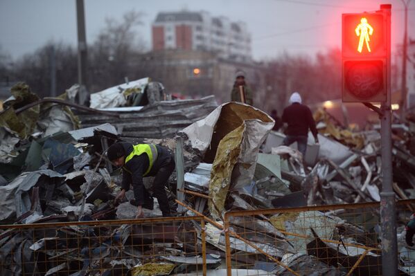 Сотрудники коммунальных служб сносят незаконно построенные торговые павильоны на 9-й парковой улице в Москве