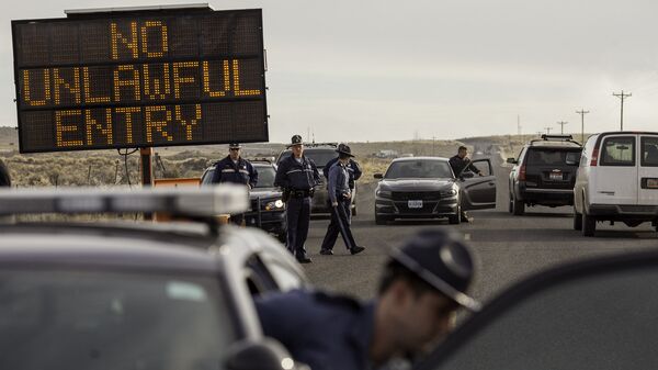 Полицейские блокируют автодорогу в районе Бернс, Орегон, 11 февраля 2016