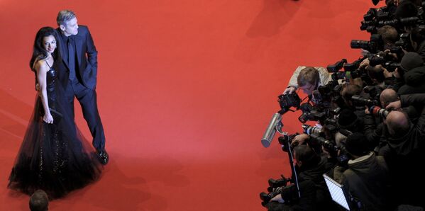 Американский актер Джордж Клуни с супругой британским адвокатом ливанского происхождения Амаль Клуни на церемонии открытия 66-го Берлинского международного кинофестиваля Берлинале - 2016