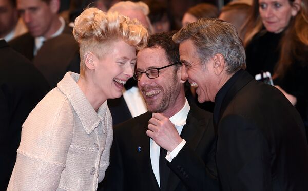 Американские актеры Тильда Суинтон и Джордж Клуни и режиссер Итан Коэн на премьере фильма братьев Коэнов Да здравствует Цезарь!