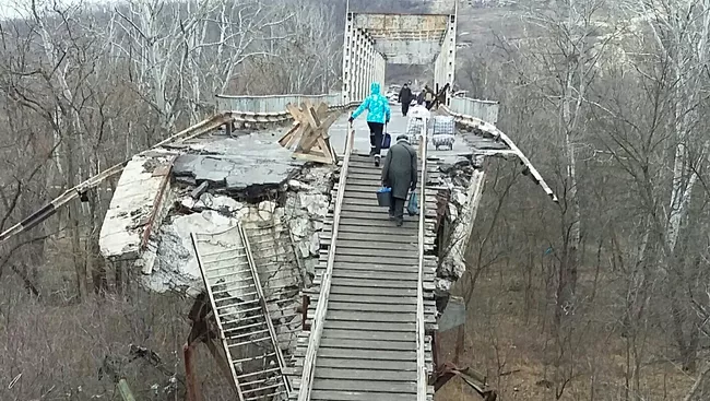 КПП между Украиной и ЛНР на Станице Луганской. Архивное фото