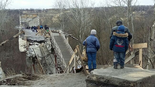 КПП между Украиной и ЛНР на Станице Луганской. Архивное фото